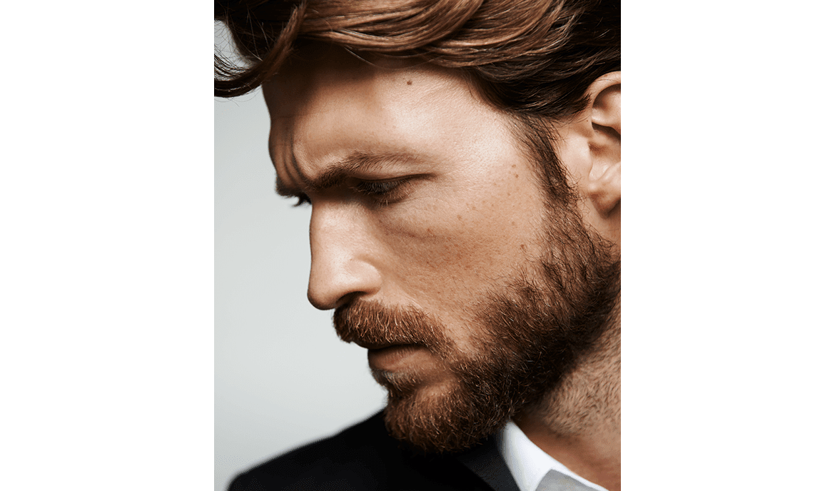 Bärtiger Mann mit braunem Haar im Profil